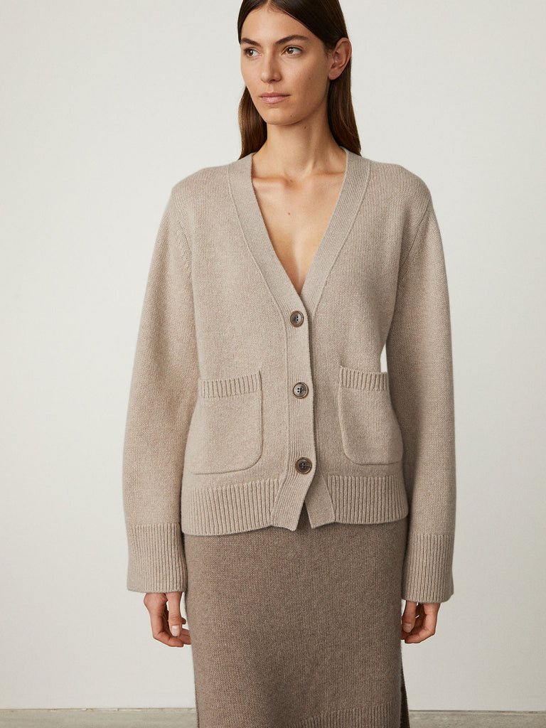 Danni Cardigan Sand | Lisa Yang | Beige v-neck cardigan with buttons in 100% cashmere