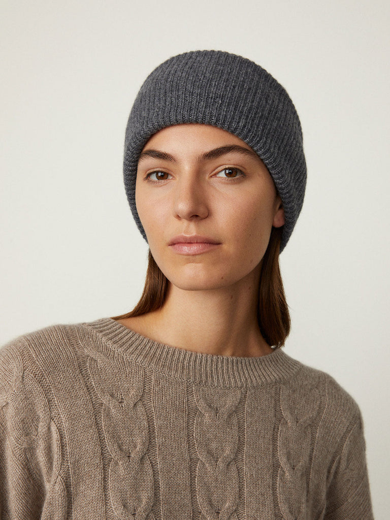 Stockholm Hat Graphite | Lisa Yang | Dark grey hat in 100% cashmere