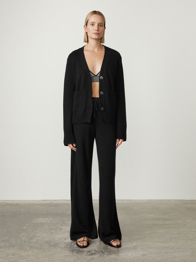 Danni Cardigan Black | Lisa Yang | Black v-neck cardigan with pockets in 100% cashmere