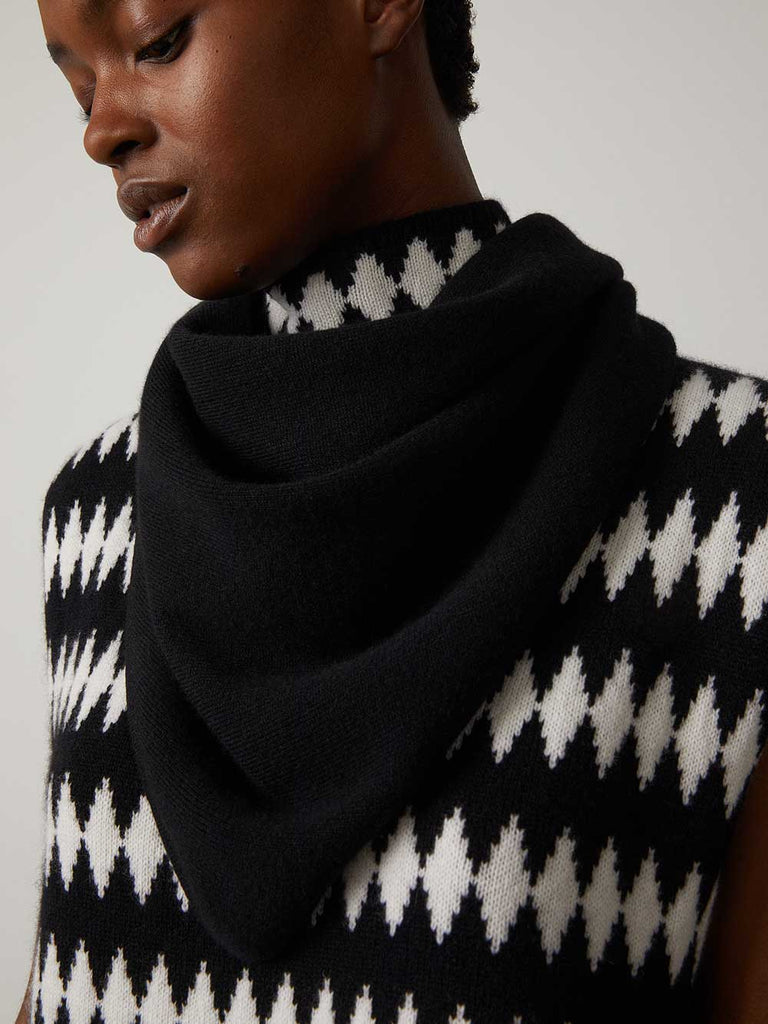 Bandana Large Black | Lisa Yang | Black bandana scarf in 100% cashmere