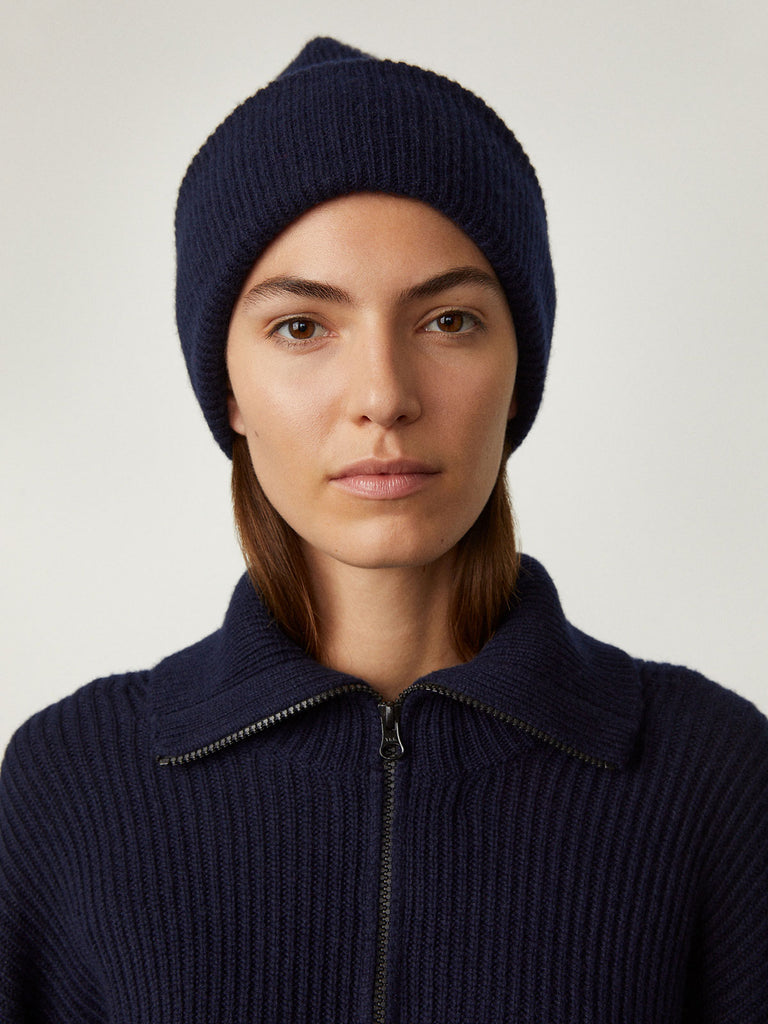 Stockholm Hat Navy | Lisa Yang | Dark blue hat in 100% cashmere