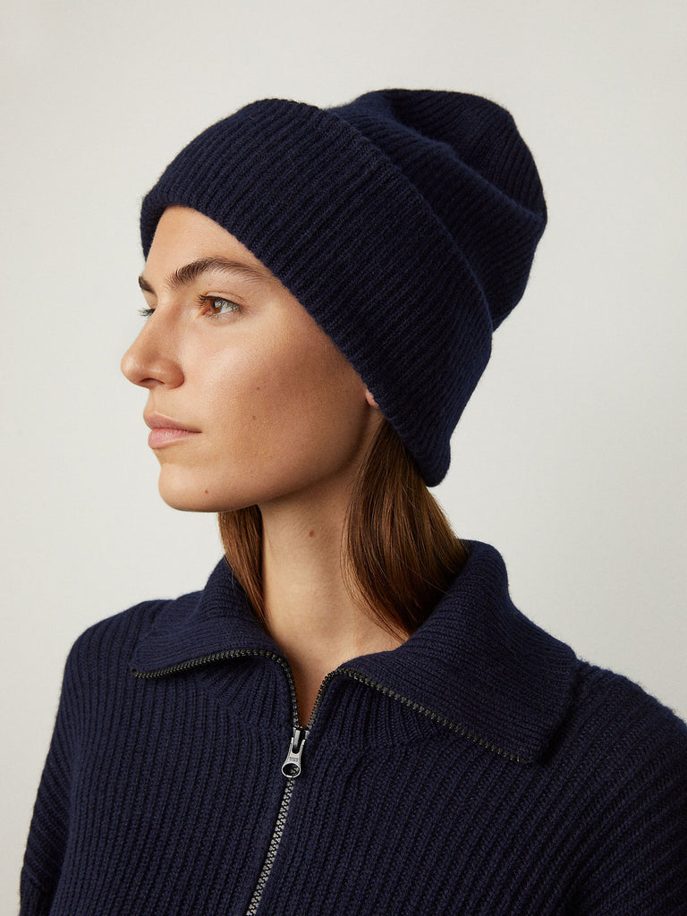 Stockholm Hat Navy | Lisa Yang | Dark blue hat in 100% cashmere