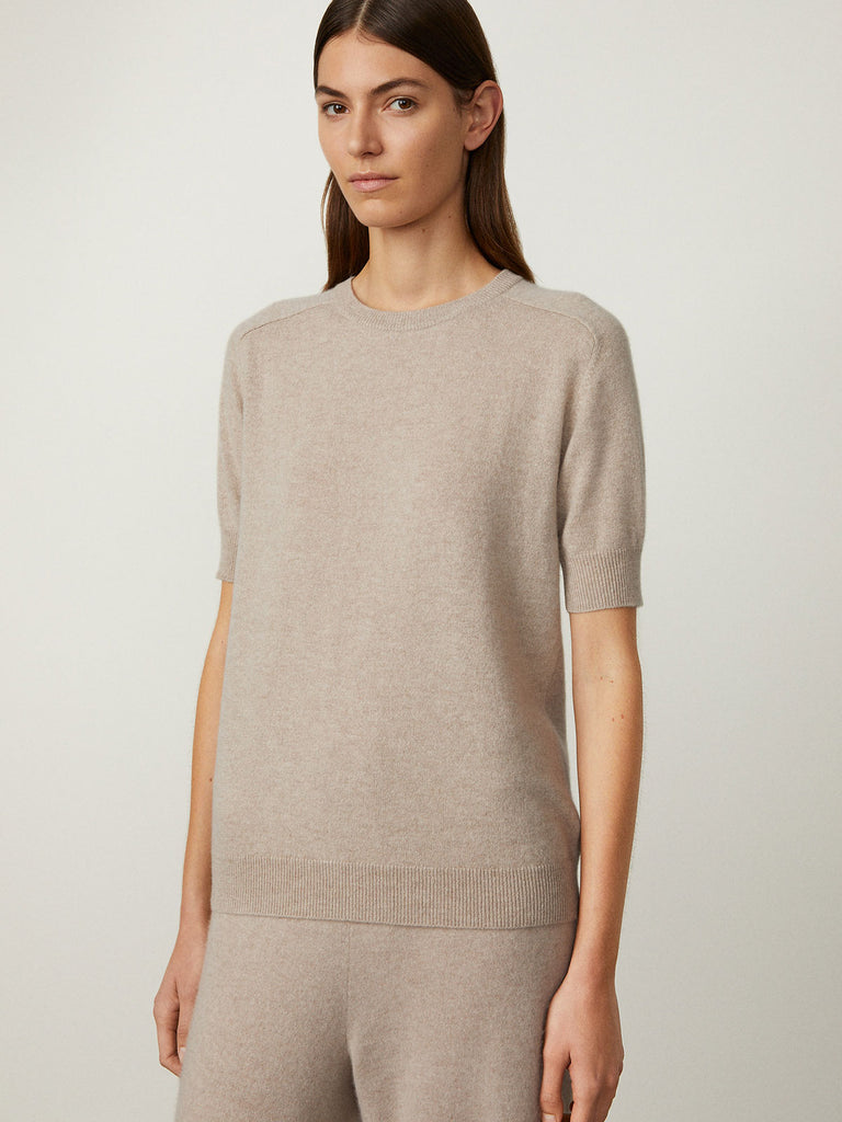 Kenza Tee Sand | Lisa Yang | Beige t-shirt in 100% cashmere