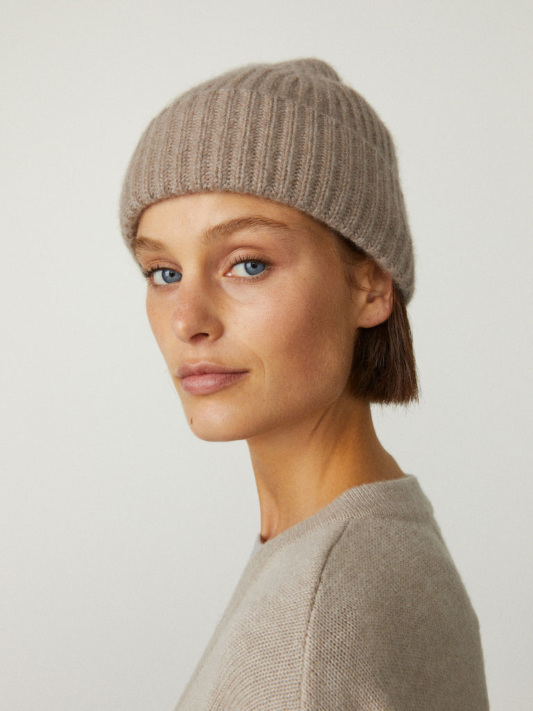 Martigny Hat Mole | Lisa Yang | Beige brown hat in 100% cashmere