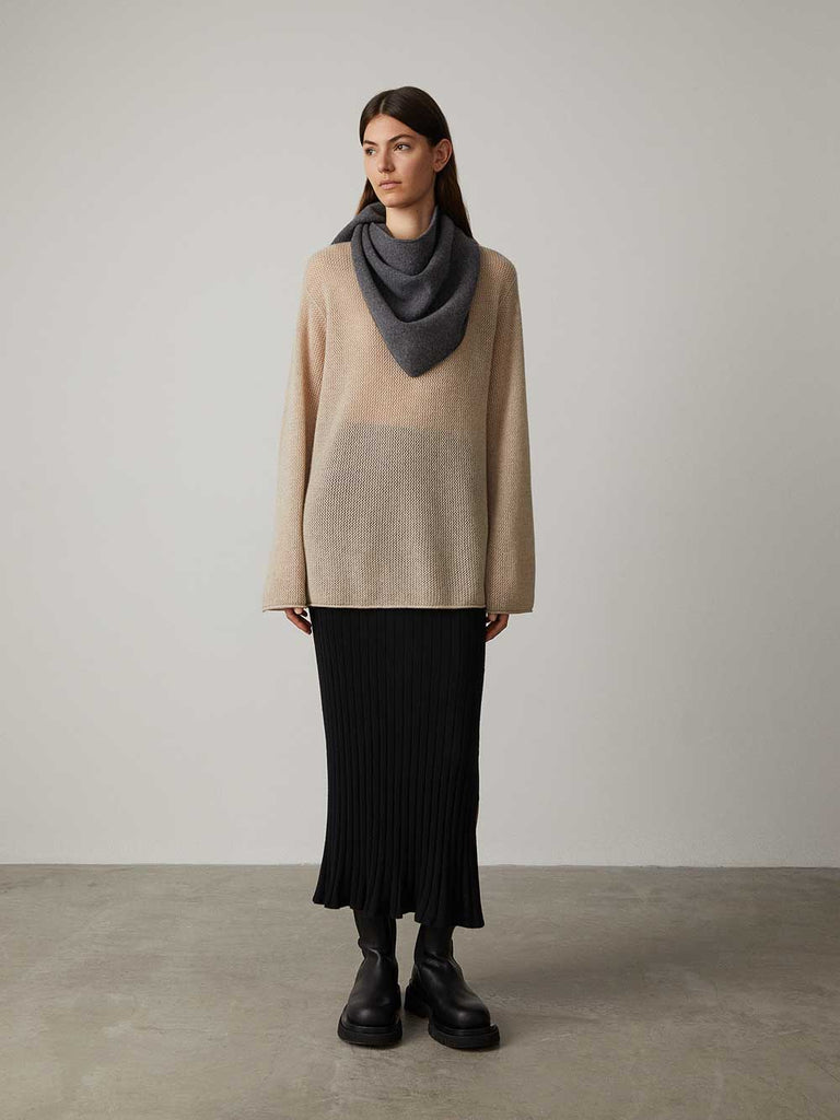 Bandana Large Graphite | Lisa Yang | Dark grey bandana scarf in 100% cashmere