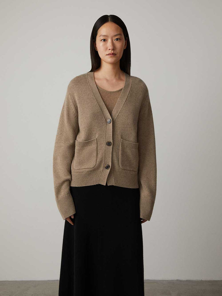 Danni Cardigan Mole | Lisa Yang | Brown beige v-neck cardigan with buttons in 100% cashmere