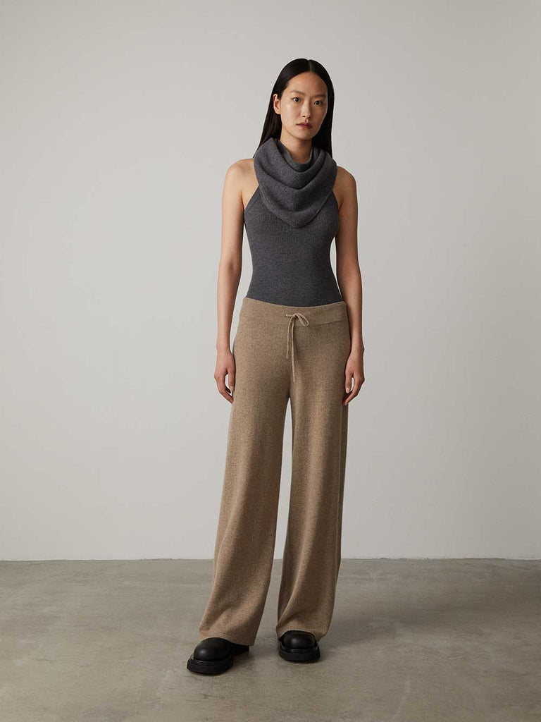 Sofi Trousers Mole | Lisa Yang | Beige brown trousers in 100% cashmere