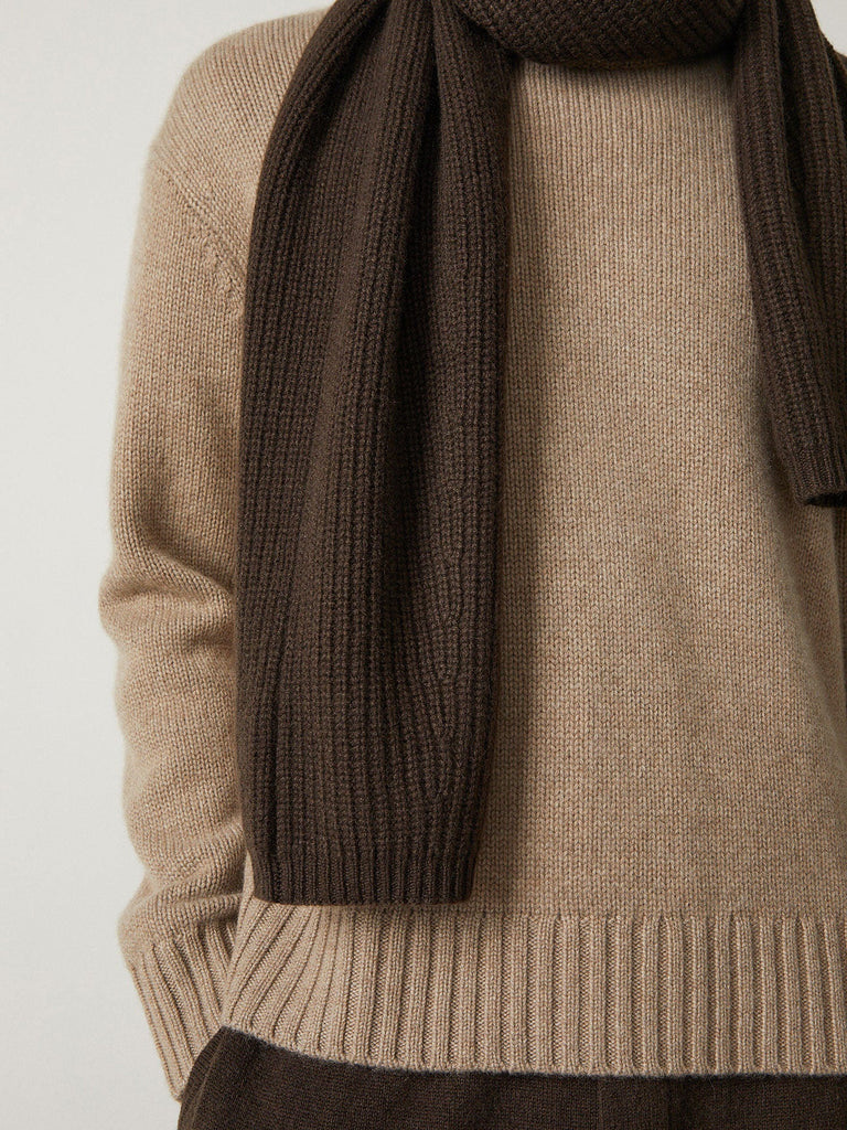 Marseille Scarf Wood | Lisa Yang | Dark brown scarf in 100% cashmere