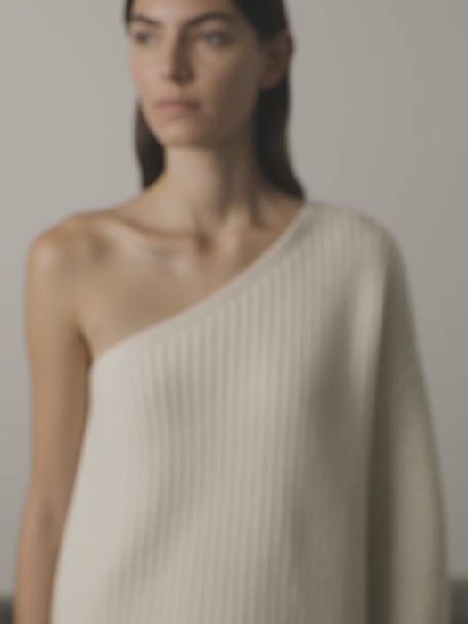 Margit Sweater Cream | Lisa Yang | White off-shoulder sweater in 100% cashmere